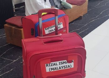 SEBAHAGIAN daripada  380 orang bakal jemaah haji yang terkandas di Lapangan Terbang Antarabangsa Kuala Lumpur (KLIA) selepas ditipu oleh sebuah agensi pelancongan. – MEDIA SOSIAL