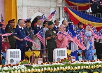 YANG di-Pertuan Agong, Al-Sultan Abdullah Ri'ayatuddin Al-Mustafa Billah Shah bersama Raja Permaisuri Agong, Tunku Hajah Azizah Aminah Maimunah Iskandariah  berkenan menyaksikan perarakan sempena sambutan Hari Kebangsaan 2022 di Dataran Merdeka hari ini. Turut hadir Perdana Menteri, Datuk Seri Ismail Sabri Yaakob dan barisan jemaah menteri.- JABATAN PENERANGAN MALAYSIA