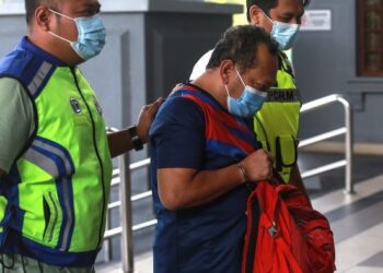 SEORANG pengarah agensi pelancongan didakwa di Mahkamah Kuala Lumpur hari ini atas tuduhan mengiklankan tawaran pakej haji furada tanpa lesen 'Pengelola Jemaah Haji' yang sah. - UTUSAN/AFIQ RAZALI