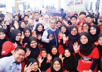 DATUK Aaron Ago Dagang(tengah) bergambar bersama sukarelawan siswa selepas melancarkan Program Kembara Perpaduan Malaysia Madani di Dataran Muzium Negara Kuala Lumpur.