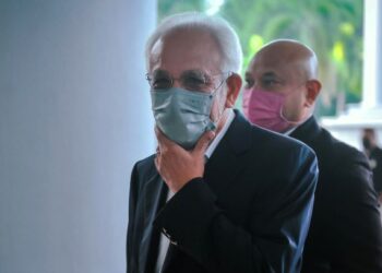 SHAHRIR Samad tiba di perkarangan Kompleks Mahkamah Kuala Lumpur  hari ini. UTUSAN/Razali