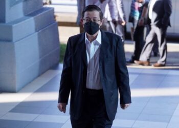 Bekas Ketua Menteri Pulau Pinang Lim Guan Eng hadir hadir bagi perbicaraan empat pertuduhan rasuah yang dihadapinya membabitkan pembinaan terowong dasar laut dan jalan utama di Pulau Pinang bernilai RM6.34 bilion di Kompleks Mahkamah Kuala Lumpur di sini hari ini. -UTUSAN/FAUZI BAHARUDIN