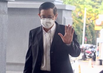 LIM Guan Eng hadir di Mahkamah Sesyen Kuala Lumpur untuk dibicarakan atas pertuduhan rasuah terowong dasar laut di Pulau Pinang. - UTUSAN/ FAIZ ALIF AHMAD ZUBIR