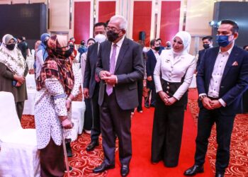 MAHDZIR KHALID beramah mesra dengn peserta yang hadir pada Majlis Pelancaran Perintis Usanita,Penjenamaan dan Pendigitalan bersama Kementerian Pembangunan Luar Bandar di Pusat Dagangan Kuala Lumpur hari ini. Turut kelihatan Adzliana Hasan dan Datuk Rosyam Nor (kanan) . - UTUSAN/AFIQ RAZALI.