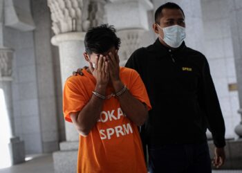 PADA 23 Julai tahun lalu, dua bekas Yang Dipertua (YDP) majlis perbandaran di Selangor bersama seorang kontraktor ditahan reman kerana disyaki terlibat dalam kegiatan rasuah berkaitan projek dan pemaju perumahan. – UTUSAN/ FAIZ ALIF AHMAD ZUBIR