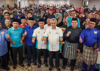 MOHD. Daud Bakar (empat dari kiri) dan Pemangku Ketua Pegawai Eksekutif MAIWP, Mohd. Nizam Yahya (empat dari kanan) ketika pelancaran Karnival MAIWP di Kuala Lumpur, semalam. - UTUSAN/SADDAM YUSOFF