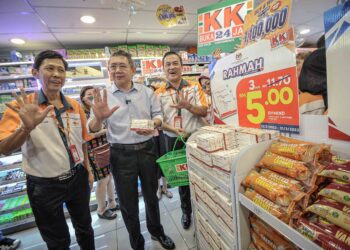 SALAHUDDIN Ayub melihat pakej rahmah bersama KK Chai selepas majlis pelancaran Payung Rahmah dan Cabaran ‘Beli & Menang’ 1.1 Juta KK Super Mart di KK Mart Bandar Tasik Selatan. - UTUSAN/FAIZ ALIF AHMAD ZUBIR