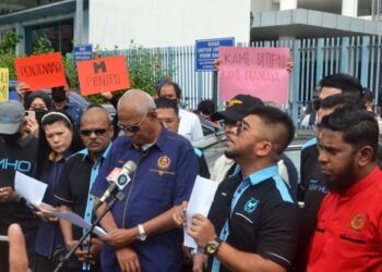  HISHAMUDDIN Hashim (depan, dua dari kanan) dan Musa Hassan (tiga dari kanan) semasa sidang akhbar bersama mangsa penipuan pelaburan di IPD Sentul, Kuala Lumpur, hari ini.
