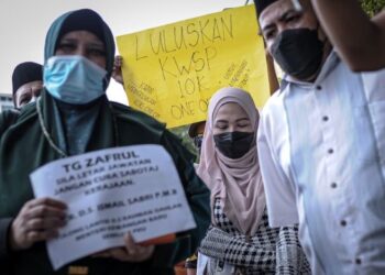 SEBAHAGIAN pencarum ketika penyerahan petisyen tuntutan KWSP di Istana Negara, hari ini. - UTUSAN/FAIZ ALIF AHMAD ZUBIR