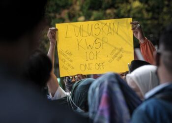 SEBAIKNYA duit pengeluaran KWSP sebanyak RM10,000 dijadikan modal membeli aset seperti barang emas dan menyertai bidang perniagaan secara dalam talian. – UTUSAN/FAIZ ALIF AHMAD ZUBIR