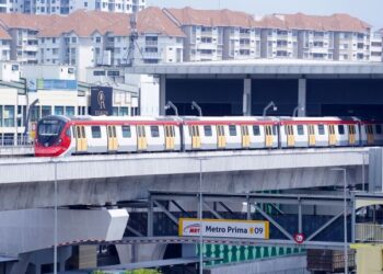 Salah sebuah tren yang diuji beroperasi di laluan antara Stesen MRT Kwasa Damansara dan Stesen MRT Kampung Batu dalam keadaan perkhidmatan penuh tanpa melibatkan penumpang di Stesen MRT  Metro Prima Kepong di sini hari ini. -FOTO/FAUZI BAHARUDIN