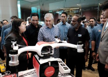 Ahmad Zahid Hamidi bersama Menteri Sumber Manusia, V. Sivakumar (dua, kanan) ketika  nelawat pameran sempena  Majlis Kemuncak Minggu Latihan Kebangsaan (NTW) 2023 di Pusat Konvensyen Antarabangsa Putrajaya (PICC) semalam.