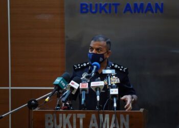 AYOB Khan Mydin Pitchay ketika sidang akhbar Op Tapis di Ibu pejabat Polis Bukit Aman. - UTUSAN/FAUZI BAHARUDIN