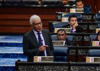 KETIDAKHADIRAN ramai anggota Kabinet di Parlimen baru-baru ini dikatakan seolah-olah pandangan Hamzah Zainudin selaku Ketua Pembangkang ketika berucap tiada nilai langsung di pihak kerajaan. 
– JABATAN PENERANGAN