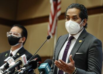 KHAIRY JAMALUDDIN (kanan) dan Noor Hisham Abdullah