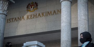 PADA pandangan penulis, salah satu cara terbaik bagi memastikan pematuhan undang-undang secara berkesan ialah melalui hukuman berat kepada penjenayah. – UTUSAN/FAIZ ALIF AHMAD ZUBIR