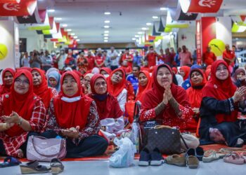 SUASANA orang ramai mendengar ucapan penggulungan Presiden UMNO sempena Perhimpunan Agung UMNO 2022 di Pusat Dagangan Dunia (WTC) Kuala Lumpur. - UTUSAN/AFIQ RAZALI