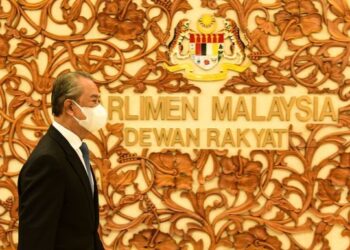 MUHYIDDIN Yassin melangkah ke Bangunan Parlimen untuk sesi Sidang Khas Dewan Rakyat. - JABATAN PENERANGAN