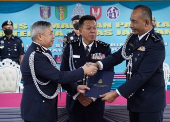 HAZANI Ghazali (tengah) menyaksikan serah terima tugas Timbalan Pengarah KDNKA oleh Datuk Kasuahdi Ali (kiri) kepada Senior Asisten Komisioner Muhammad Abdul Halim (kanan) di Briged Tengah Pasukan Gerakan Am Cheras, Kuala Lumpur, hari ini. Muhammad sebelum ini menjawat jawatan Komander Briged Tengah PGA dilantik Timbalan Pengarah (KDNKA) Bukit Aman. - FOTO/FAUZI BAHARUDIN