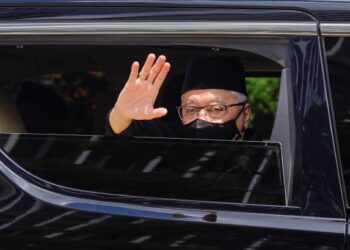 ISMAIL Sabri ketika  menuju ke Istana Negara bagi mengangkat sumpah sebagai Perdana Menteri kesembilan, di Petaling Jaya.-UTUSAN/SHIDDIEQIIN ZON