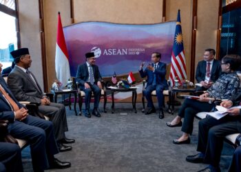 Anwar Ibrahim mengunjungi Presiden Indonesia, Jokowi sebaik sahaja tiba di negara itu bagi menghadiri Sidang Kemuncak ASEAN  di Labuan Bajo, semalam.