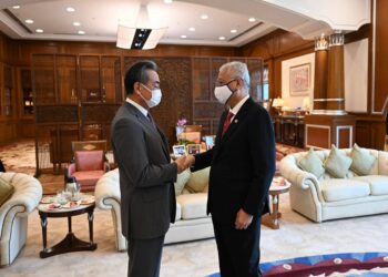 PERDANA Menteri, Datuk Seri Ismail Sabri Yaakob (kanan) menerima kunjungan hormat Menteri Luar China Wang Yi di Perdana Putra hari ini IHSAN PEJABAT PERDANA MENTERI
