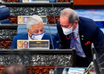 PERDANA Menteri dan penulis (kanan) berbincang sewaktu sesi soal jawab dalam Mesyuarat Pertama Penggal Kelima Parlimen, baru-baru ini. – JABATAN PENERANGAN