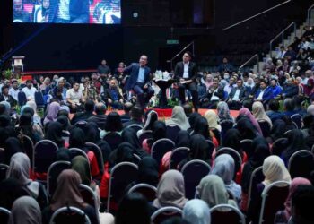 ANWAR Ibrahim menyampaikan amanat kepada mahasiswa pada Program Cakna Madani bersama pelajar tajaan Jabatan Perkhidmatan Awam (JPA) di institusi pendidikan tinggi di UKM, Bangi, Selangor. - UTUSAN/AMIR KHALID