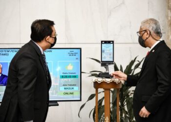 Menurut Ismail Sabri Yaakob (kanan), setiap kementerian perlu membuktikan pencapaian awal dalam tempoh 100 hari pertama. – PEJABAT PERDANA MENTERI