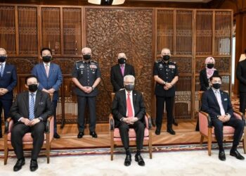 ISMAIL Sabri Yaakob bergambar kenangan bersama Mohd. Zuki Ali, Idrus Harun, Acryl Sani Abdullah Sani dan Mohd. Khairul Adib Abd. Rahman di Kompleks Bangunan Perdana Putra, ketika beliau memulakan tugasnya secara rasmi di Pejabat Perdana Menteri. - PEJABAT PERDANA MENTERI