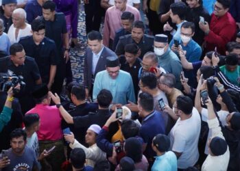 ANWAR Ibrahim beramah mesra bersama jemaah sebelum meninggalkan masjid selepas menunaikan solat Jumaat di Masjid Uniten di Kajang, Selangor, hari ini. -UTUSAN/FAUZI BAHARUDIN