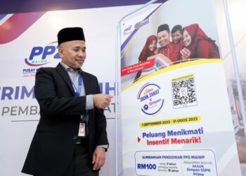 AZLAN Shaari menunjukkan promosi kempen Didik Anak Menabung dan Cakna Zakat di Wisma PPZ Taman Shemelin Perkasa di Kuala Lumpur, baru-baru ini. – UTUSAN/FAUZI BAHARUDIN