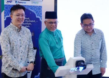 Pelbagai kaedah diperkenalkan oleh PPZ-MAIWP untuk memudahkan pembayar zakat menunaikan kewajiban itu termasuk melalui Pembayaran Zakat Tap On Phone menggunakan Fasstap  - UTUSAN/FAUZI BAHARUDIN