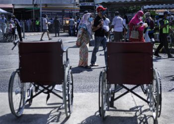 SEORANG OKU bercerita kepada penulis yang dia menyimpan lima kerusi roda yang didermakan pelbagai pihak tetapi kesemuanya tidak lagi digunakannya kerana rosak. – UTUSAN/FAIZ ALIF AHMAD ZUBIR