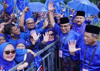 MEGAT Zulkarnain Omardin bertemu penyokong BN pada penamaan calon bagi Pilihan Raya Umum (PRU) ke-15 bagi Parlimen Gombak di Pusat Penamaan Calon di Sekolah Menengah Kebangsaan Sungai Pusu Gombak di sini semalam -UTUSAN/FAUZI BAHARUDIN