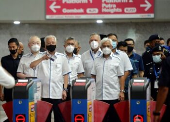 ISMAIL Sabri Yaakob ketika turun dari tren untuk melancarkan pas perjalanan Keluarga Malaysia di Stesen KL Sentral. - UTUSAN/FAUZI BAHARUDIN