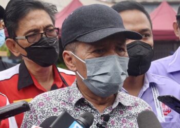 MUHAMMAD Abdullah dalam sidang akhbar berhubung isu peniaga warga asing di Pasar Harian Selayang, Kuala Lumpur. -UTUSAN/MOHD. FIRDAUS MOHD. JOHARI