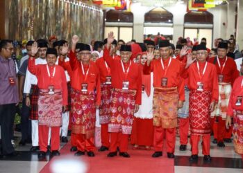 ISU-ISU dalaman parti terus rancak bergema meskipun Perhimpunan Agung UMNO (PAU) 2022 sudah berlalu. – UTUSAN/AFIQ RAZALI