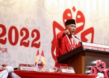 KEPUTUSAN menggantung dan memecat ahli termasuk beberapa veteran oleh Majlis Kerja Tertinggi UMNO yang dipengerusikan oleh Ahmad Zahid Hamidi menimbulkan pelbagai reaksi dalam kalangan orang Melayu dan bukan Melayu. – UTUSAN/AFIQ RAZALI