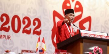 KEPUTUSAN menggantung dan memecat ahli termasuk beberapa veteran oleh Majlis Kerja Tertinggi UMNO yang dipengerusikan oleh Ahmad Zahid Hamidi menimbulkan pelbagai reaksi dalam kalangan orang Melayu dan bukan Melayu. – UTUSAN/AFIQ RAZALI