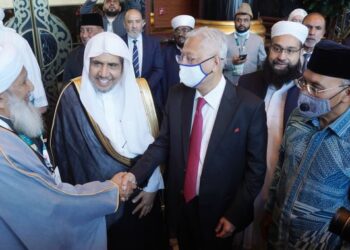 ISMAIL Sabri Yaakob ketika hadir bagi merasmikan Persidangan Ulama Asia Tenggara 2022 di Bandar Sunway, Petaling Jaya. Turut serta Menteri di Jabatan Perdana Menteri (Hal Ehwal Agama), Datuk Idris Ahmad (kanan) dan Setiausaha Agung Liga Muslim Sedunia (MWL), Sheikh Dr. Muhammad Abdul Karim Issa (dua dari kiri). - FOTO/FAUZI BAHARUDIN
