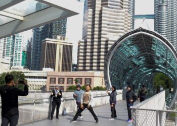JAMBATAN Saloma menghubungkan Kampung Baru dengan KLCC. – UTUSAN