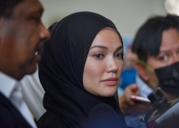 PUTERI Sarah bercakap kepada pemberita selepas memfailkan tuntutan cerai terhadap suaminya, Syamsul Yusof di di Mahkamah Syariah Kuala Lumpur. - UTUSAN/MOHD.FIRDAUS MOHD. JOHARI