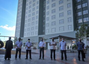 REEZAL Merican Naina Merican (tiga, kanan) bergambar kenangan selepas melawat Projek Impiana Sky Residensi, Bukit Jalil di sini, hari ini. -UTUSAN/ FAIZ ALIF AHMAD ZUBIR