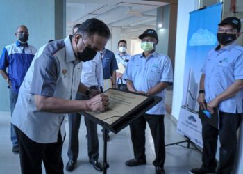 REEZAL Merican Naina Merican (kiri) menandatangani Surau Projek Impiana Sky Residensi, Bukit Jalil di sini, hari ini. -UTUSAN/ FAIZ ALIF AHMAD ZUBIR