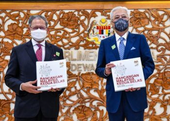 ISMAIL Sabri Yaakob (kanan) melalui ucapan dan kenyataannya kerap kali menekankan kepentingan ESG sebagai salah satu komponen utama dalam menarik minat FDI serta strategi peningkatan eksport. – JABATAN PENERANGAN