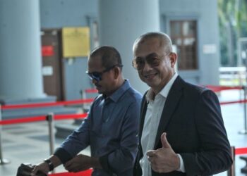 ROZMAN Isli hadir di Kompleks Mahkamah Kuala Lumpur bagi sambung perbicaraan berhubung pertuduhan menggunakan kedudukannya untuk mendapatkan kontrak pekerjaan bagi Syarikat Labuan Liberty Port Management Sdn. Bhd., tiga tahun lepas. - UTUSAN/M FIRDAUS M JOHARI