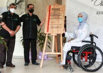 DZULKIFLI Abdul Razak (tengah) menyempurnakan penamaan semula Kulliyyah Ilmu Wahyu dan Sains Kemanusiaan kepada Abdulhamid Abusulayman Kulliyyah Ilmu Wahyu dan Sains Kemanusiaan (AHAS IRKHS) yang turut disaksikan oleh Ras Adiba Radzi di UIAM Gombak hari ini. UTUSAN/AFIQ RAZALI