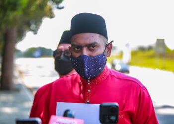 Syed Muhammad Imran SN Syed Abdul Aziz hadir bagi menyerahkan memorandum memohon pengampunan Diraja ke atas Datuk Seri Najib Tun Abdul Razak sekaligus melantik beliau sebagai Perdana Menteri Interim "Caretaker" di Pintu 3 Istana Negara hari ini. UTUSAN/AFIQ RAZALI