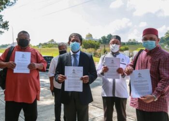 MOHD. Zai Mustafa (tiga dari kanan) hadir menyerahkan memorandum 175 NGO merayu campur tangan Yang di-Pertuan Agong menghentikan pertelingkahan parti politik dan utamakan kepentingan rakyat di Istana Negara. - UTUSAN/AFIQ RAZALI